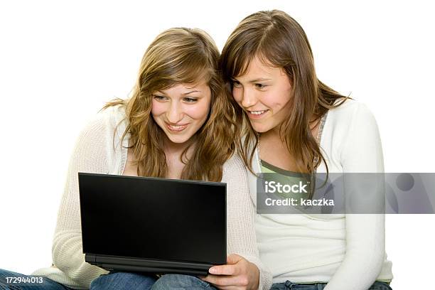 Bestfriends Com Laptop Isolado A Branco - Fotografias de stock e mais imagens de 20-24 Anos - 20-24 Anos, Adolescente, Adulto