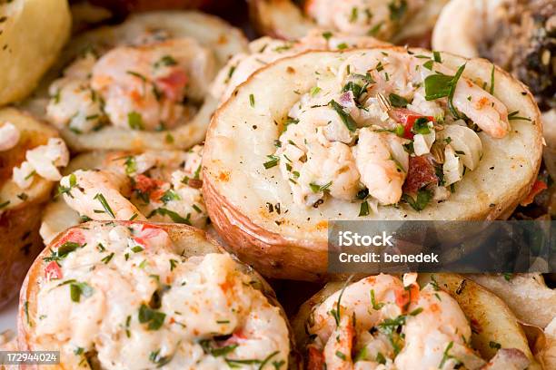 Foto de Petiscos Aperitivos e mais fotos de stock de Camarão - Frutos do Mar - Camarão - Frutos do Mar, Batata Recheada, Batatas Prontas