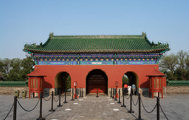 porte du temple du ciel - beijing temple of heaven temple door photos et images de collection