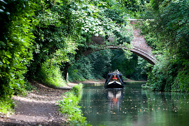 britische canal urlaub - canal warrington english culture uk stock-fotos und bilder