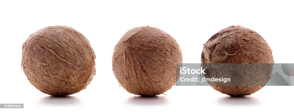 кокосовые орехи на белом - Стоковые фото Кокос роялти-фри