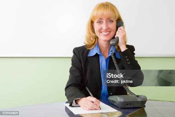 Foto de Mulher Respostas Telefone Para e mais fotos de stock de Adulto - Adulto, Agente de atendimento ao cliente, Bem vestido