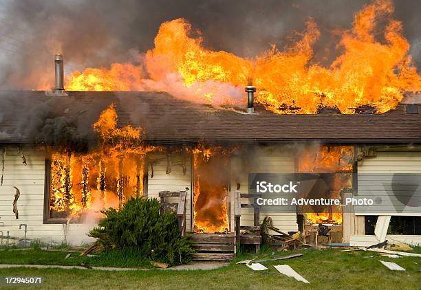 House On Fire Foto de stock y más banco de imágenes de Arquitectura exterior - Arquitectura exterior, Fuego, Accidentes y desastres