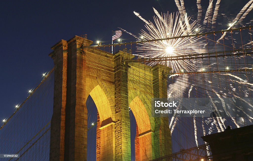 Фейерверки над Бруклинский мост - Стоковые фото Нью-Йорк роялти-фри
