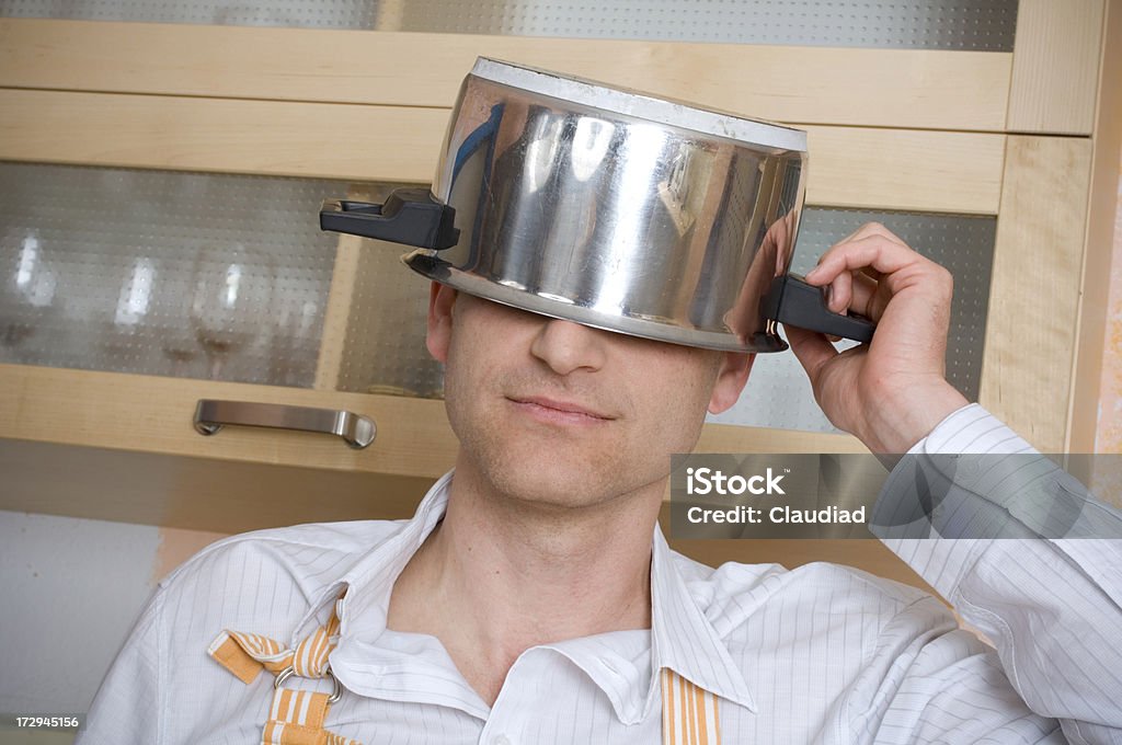 Человек в kitchen - Стоковые фото Горизонтальный роялти-фри