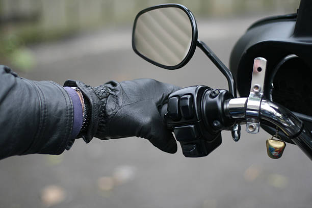 gros plan de la main sur une moto clutch. - motorcycle mirror biker glove photos et images de collection