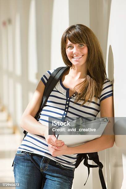 Glückliche Studentin Stockfoto und mehr Bilder von Attraktive Frau - Attraktive Frau, Bildung, Blick in die Kamera