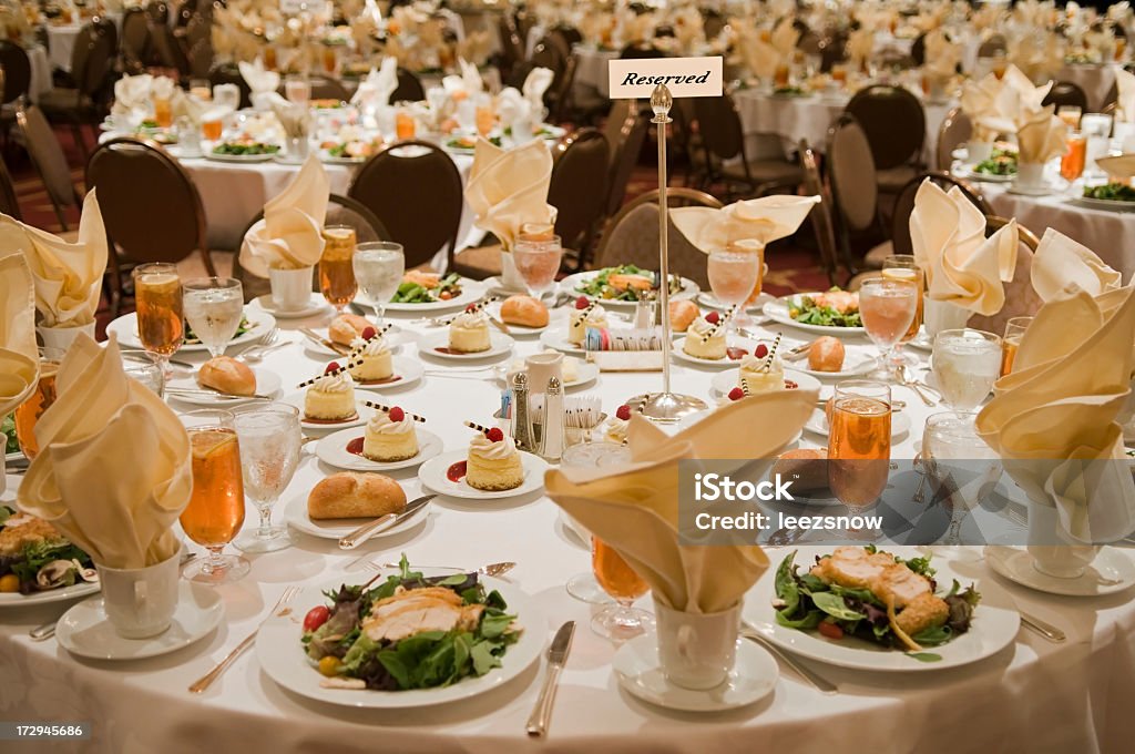 Reservierung auf wunderschön Bankett-Tisch - Lizenzfrei Festmahl Stock-Foto