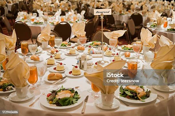 Reservierung Auf Wunderschön Banketttisch Stockfoto und mehr Bilder von Festmahl - Festmahl, Konferenzzentrum, Warmes Abendessen