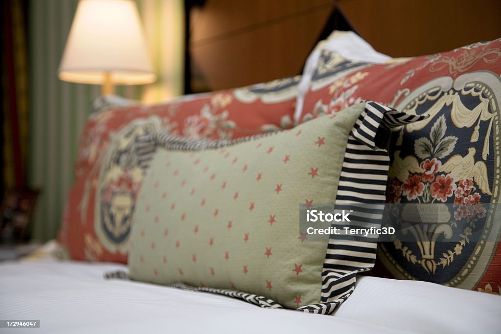 Декоративные подушки на кровати в роскошный номер отеля - Стоковые фото Баловство роялти-фри