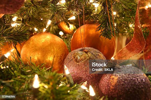 Fundo De Decoração De Natal Dourada - Fotografias de stock e mais imagens de Abeto - Abeto, Bola de Árvore de Natal, Comemoração - Conceito