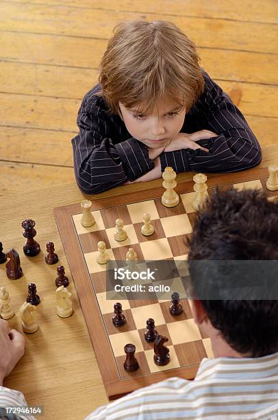 遊ぶチェスの - 2人のストックフォトや画像を多数ご用意 - 2人, 30代の男性, 40-44歳
