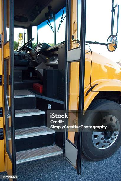 School Bus De Entrada Foto de stock y más banco de imágenes de Abierto - Abierto, Autobús de colegio, Accesibilidad