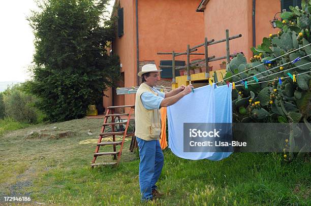 Photo libre de droit de Agriculteur Suspendre Le Laver banque d'images et plus d'images libres de droit de Hommes - Hommes, Lessive - Corvée domestique, Sec