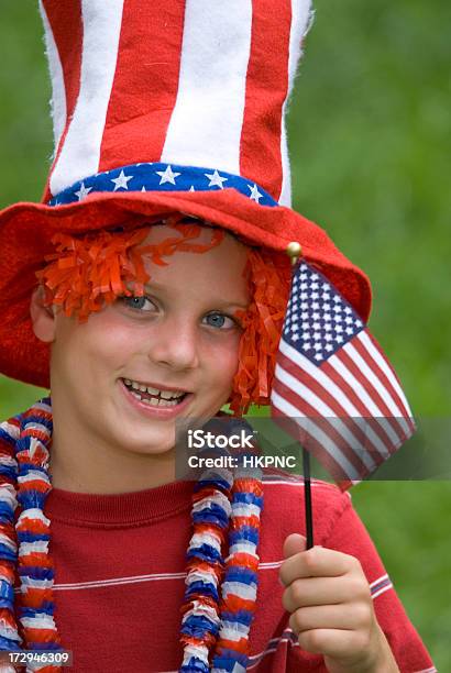 4 º De Julio De Niño Con Bandera Y El Tío Sam Perfil Enu Foto de stock y más banco de imágenes de Cabalgata