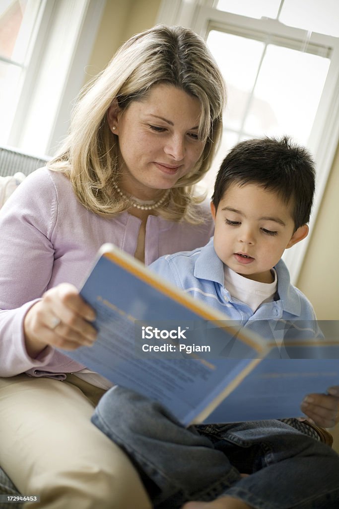 Mutter und Kind lesen - Lizenzfrei Alleinerzieherin Stock-Foto