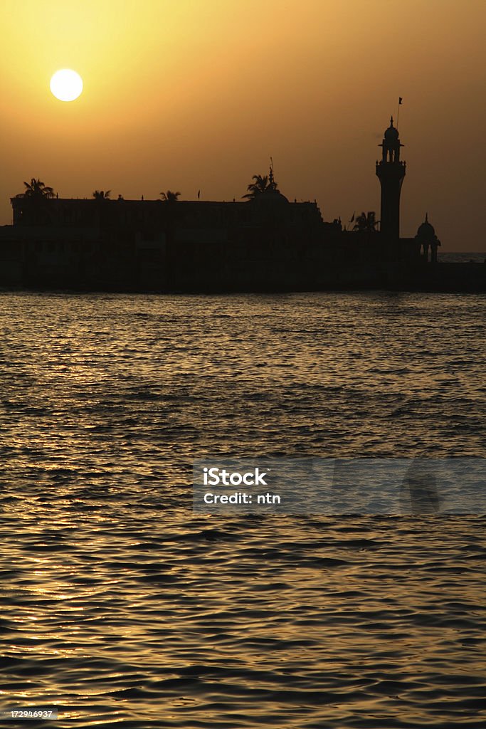 ムンバイ市内にある Haji Ali モスク。 - アラビア海のロイヤリティフリーストックフォト