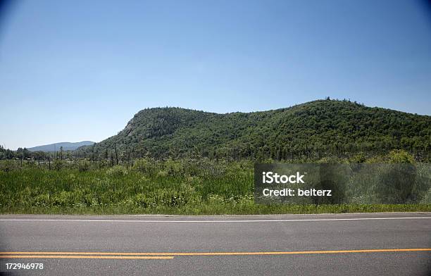 Estrada De Paisagem - Fotografias de stock e mais imagens de Ao Ar Livre - Ao Ar Livre, Berma da Estrada, Cena Rural