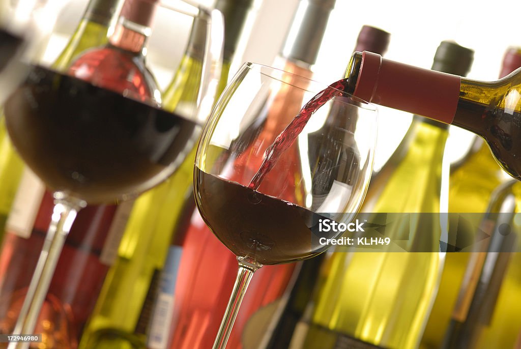 Uma garrafa de vinho despeje em uma taça de vinho. - Foto de stock de Bar royalty-free