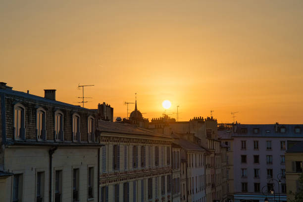 vista del tramonto dall'appartamento vicino a rue richaud versailles francia 1 - surrounding wall sky river dome foto e immagini stock