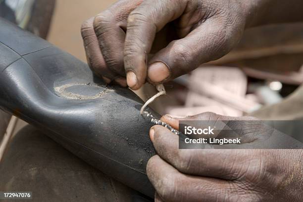 Nähen Eines Reifen Stockfoto und mehr Bilder von Afrikanischer Abstammung - Afrikanischer Abstammung, Nähen, Afrika