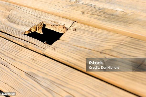 Trip Hazard Reparaturen Erforderlich Stockfoto und mehr Bilder von Funktionsuntüchtig - Funktionsuntüchtig, Holzterrasse, Uneben