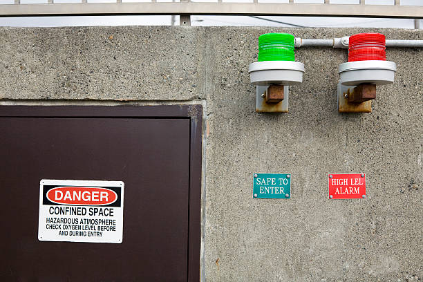 sinal de alerta - confined space safety danger sign - fotografias e filmes do acervo