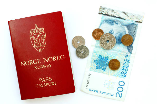 norueguês passaporte e dinheiro - norwegian coin imagens e fotografias de stock