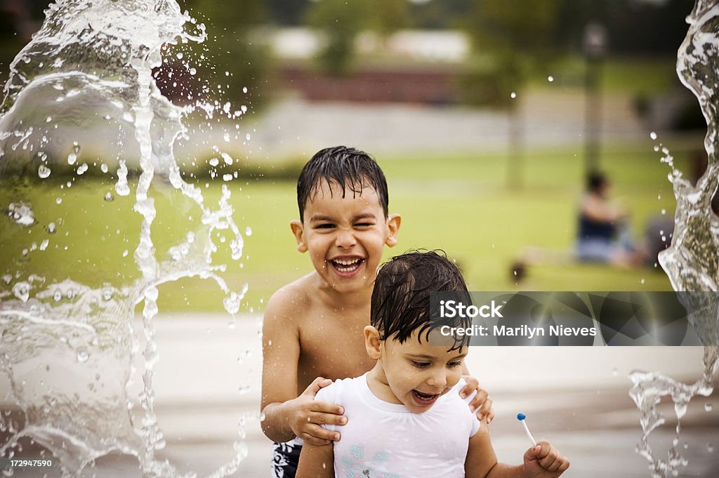 Amigos no the fountain - Foto de stock de Criança royalty-free