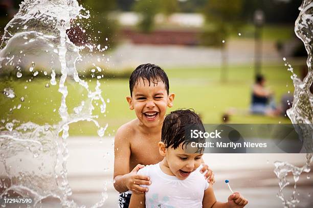 Foto de Amigos No The Fountain e mais fotos de stock de Criança - Criança, Fonte de Água Potável, Fonte
