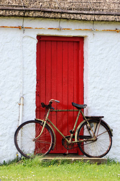 porta & bicicletta - republic of ireland irish culture cottage door foto e immagini stock