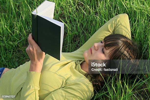 Niña Leyendo En El Césped Foto de stock y más banco de imágenes de Abierto - Abierto, Adolescente, Adulto