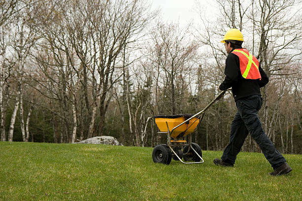 istock Landscaper/Lawn care worker 172947831