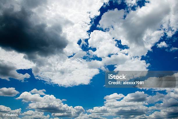 Foto de Nuvem No Céu e mais fotos de stock de Abrindo - Abrindo, Ameaças, Azul