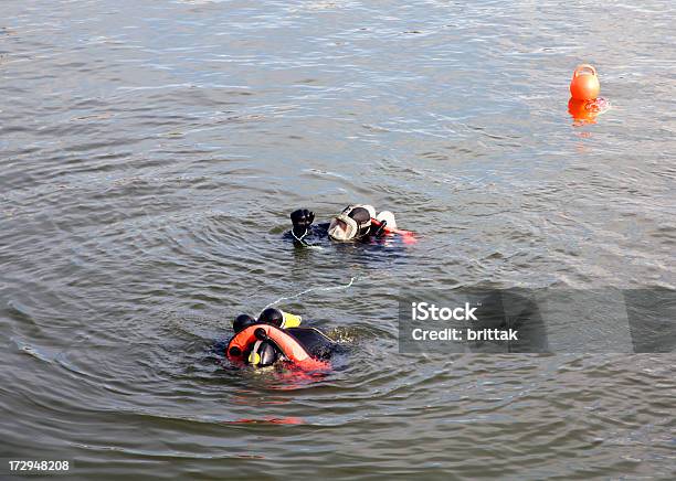 Rescue Taucher Unter Wasser Stockfoto und mehr Bilder von Auf dem Wasser treiben - Auf dem Wasser treiben, Boje, Erwachsene Person
