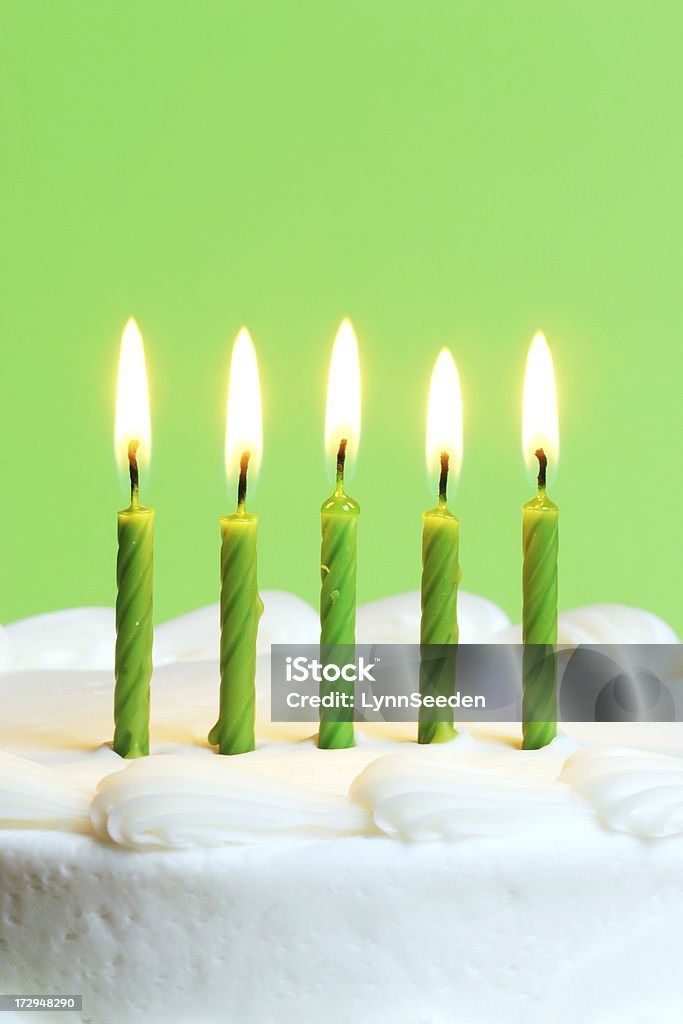 Verde candele sulla torta - Foto stock royalty-free di Colore verde