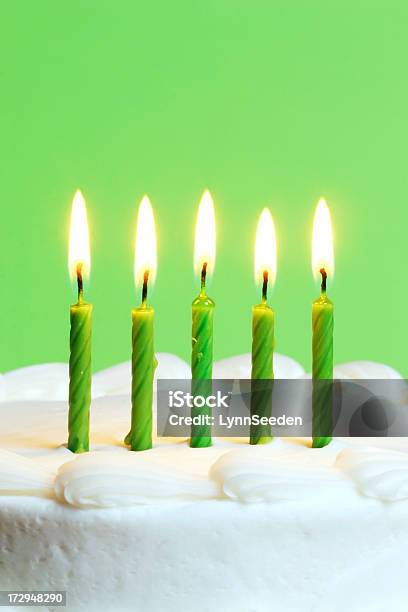 Verde Candele Sulla Torta - Fotografie stock e altre immagini di Colore verde - Colore verde, Torta di compleanno, Compleanno