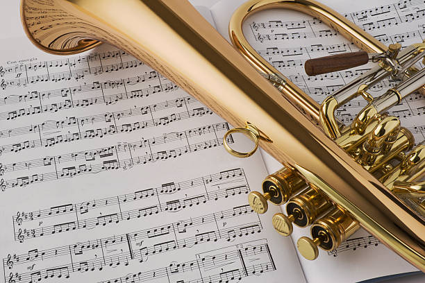 bocina y música - brass instrument jazz brass trumpet fotografías e imágenes de stock