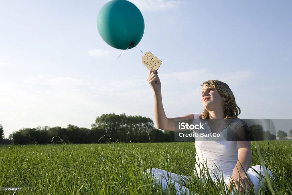 Junge Mädchen spielen mit Ballons sale - Lizenzfrei 12-13 Jahre Stock-Foto