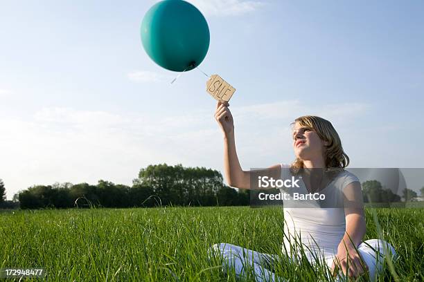 Junge Mädchen Spielen Mit Ballons Sale Stockfoto und mehr Bilder von 12-13 Jahre - 12-13 Jahre, Ein Mädchen allein, Geben