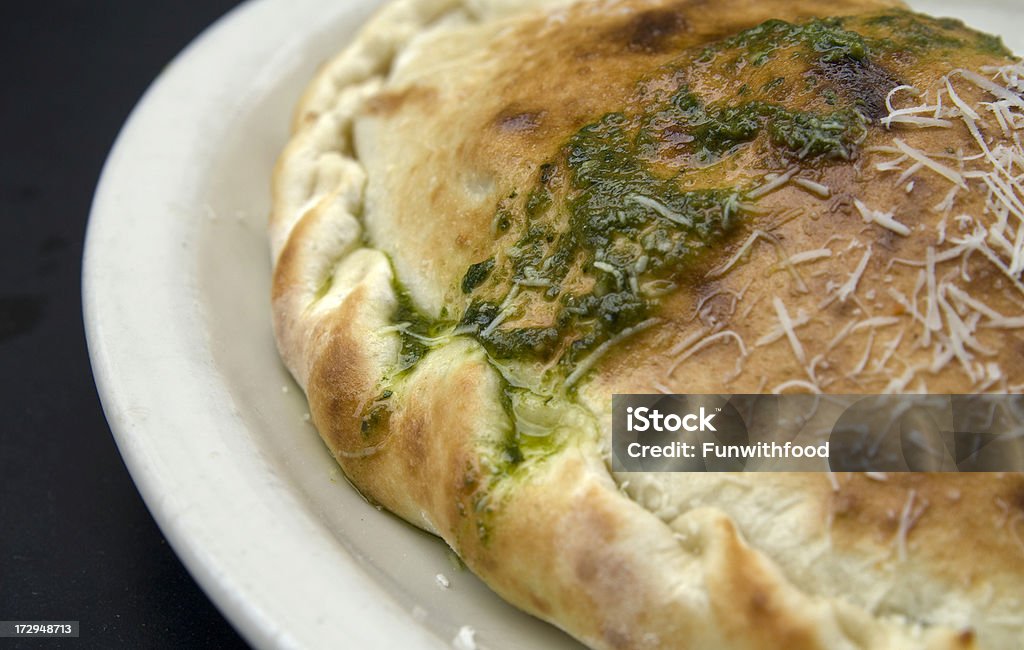 Calzone, Pepperoni italiano, carne assada, queijo e Pesto de Pizza recheada & - Foto de stock de Calzone royalty-free