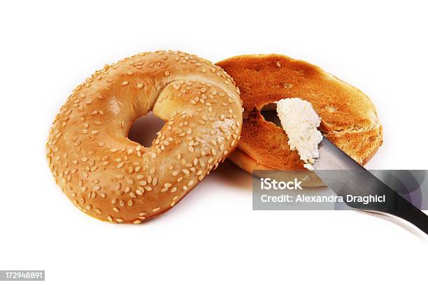 Photo libre de droit de Bagel Au Fromage Frais Et Le Couteau banque d'images et plus d'images libres de droit de Couteau à beurre - Couteau à beurre, Bagel, Beurre