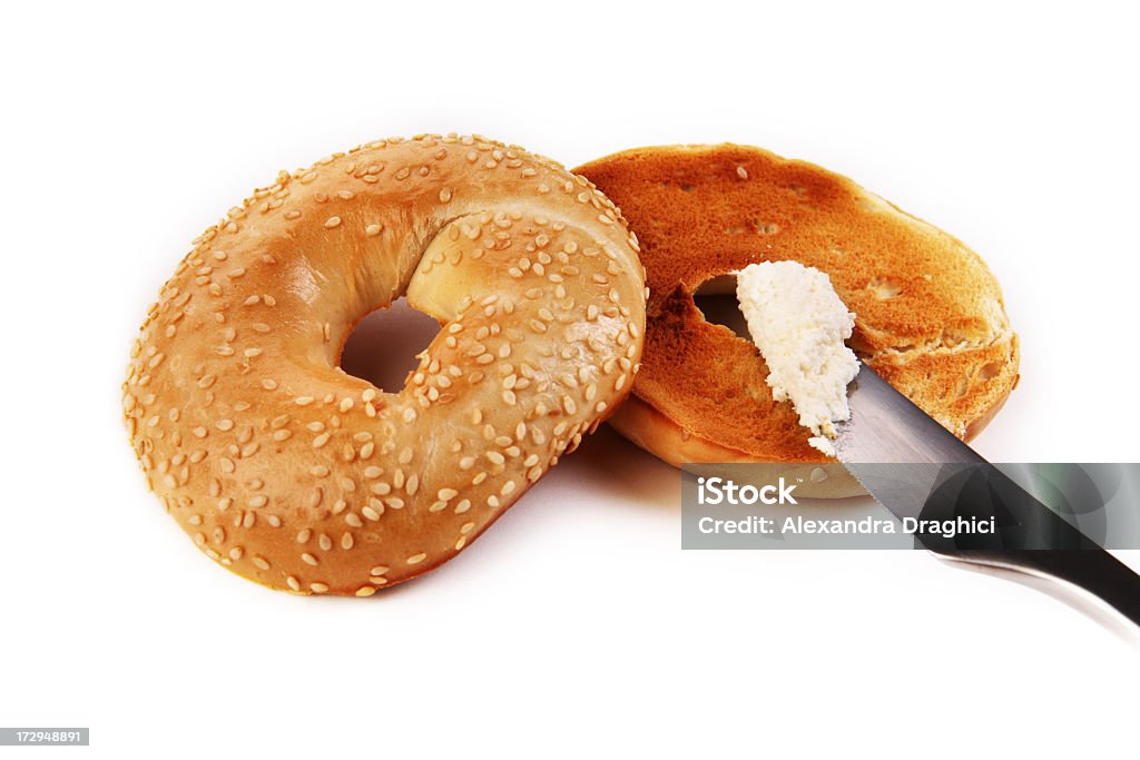 Bagel con formaggio cremoso e coltello e - Foto stock royalty-free di Coltello da burro