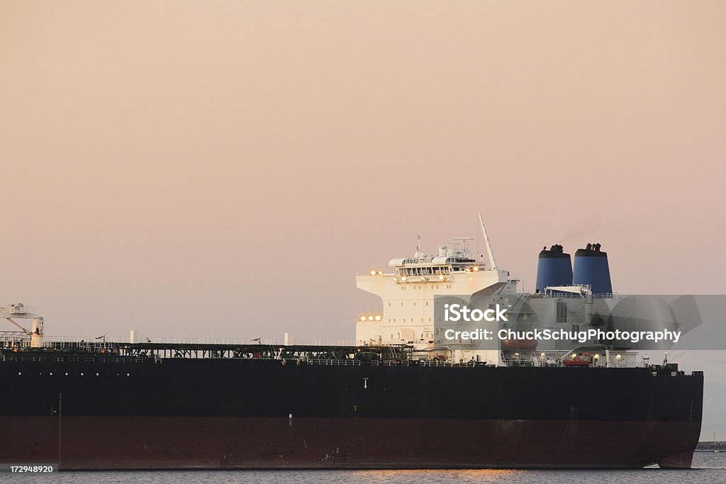 Freighter Корабль океан, гавань буксирное устройства закат небо - Стоковые фото Ночь роялти-фри
