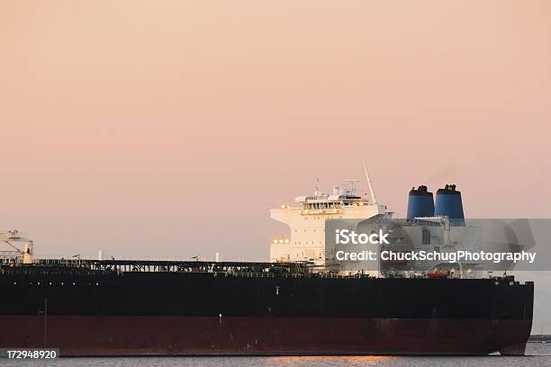 Freighter Корабль Океан Гавань Буксирное Устройства Закат Небо — стоковые фотографии и другие картинки Ночь