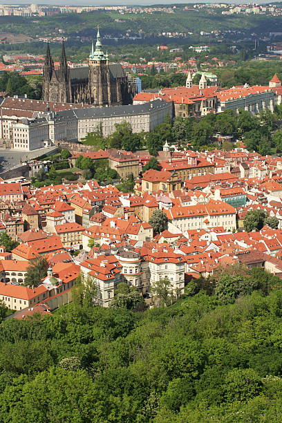 praga da sopra verticale - hradcany castle prague czech republic spring foto e immagini stock