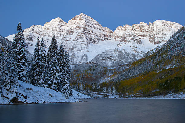 maroon bells o świcie - aspen colorado zdjęcia i obrazy z banku zdjęć