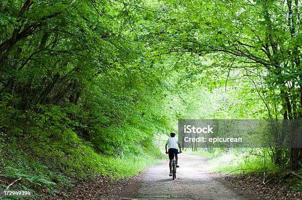 Foto de Explorar A e mais fotos de stock de Atividade Recreativa - Atividade Recreativa, Beleza natural - Natureza, Bicicleta