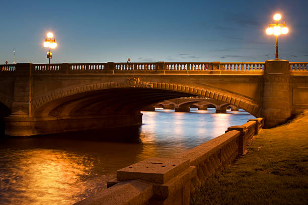 puentes de la ciudad de des moines - iowa des moines bridge night fotografías e imágenes de stock