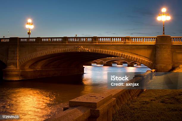 Puentes De La Ciudad De Des Moines Foto de stock y más banco de imágenes de Cielo - Cielo, Des Moines - Iowa, Farola